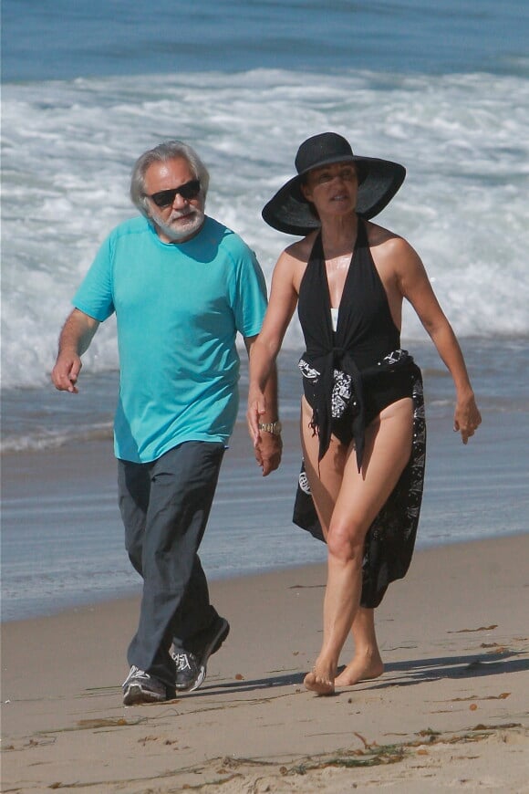Exclusif - Jane Seymour se promène avec son nouveau compagnon sur la plage de Malibu le 14 septembre 2014. L'actrice âgée de 63 ans récemment divorcée de son 4ème mari arbore un maillot de bain très sexy.