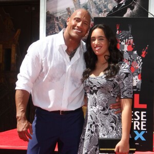 Dwayne Johnson et sa fille Simone devant le TCL Chinese Theater de Hollywood, le 19 mai 2015, où Dwayne Johnson a laissé ses empreintes