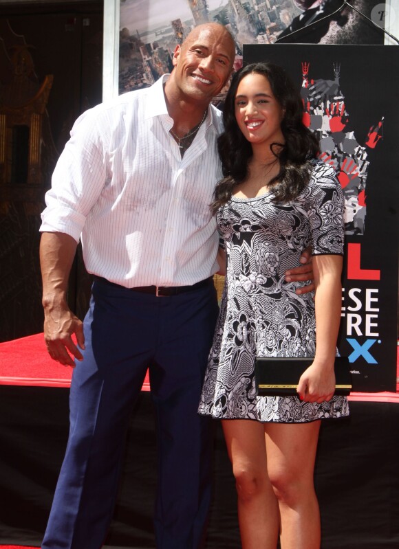 Dwayne Johnson et sa fille Simone devant le TCL Chinese Theater de Hollywood, le 19 mai 2015, où Dwayne Johnson a laissé ses empreintes