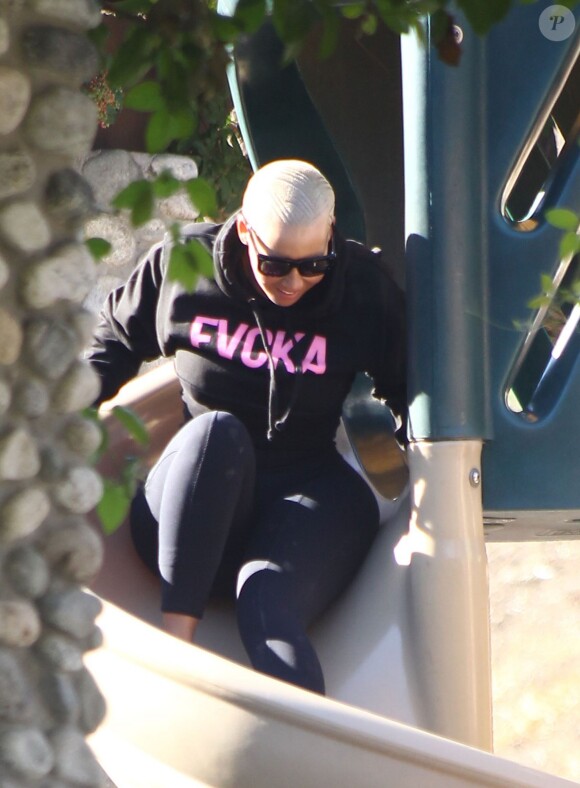 Amber Rose et son mari Wiz Khalifa emmènent leur fils Sebastian jouer au parc à Los Angeles, le 16 décembre 2015