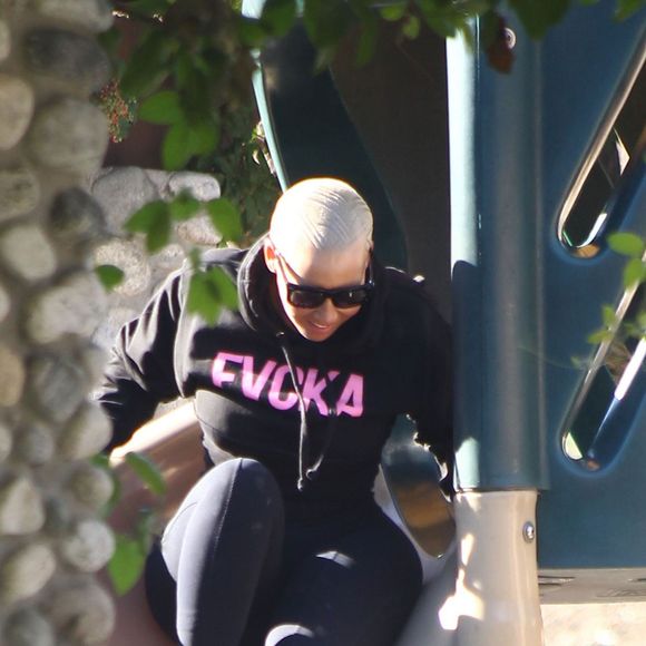 Amber Rose et son mari Wiz Khalifa emmènent leur fils Sebastian jouer au parc à Los Angeles, le 16 décembre 2015