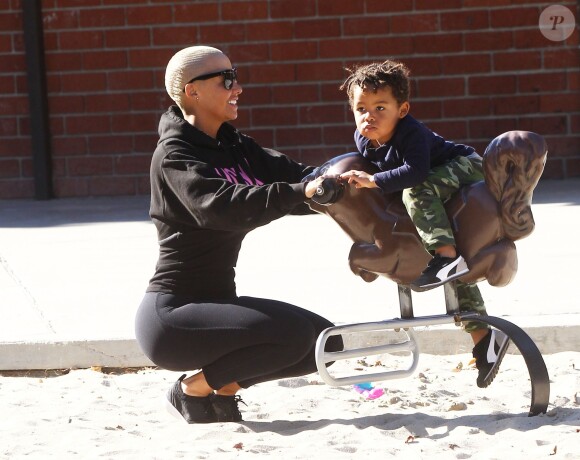 Amber Rose et son mari Wiz Khalifa emmènent leur fils Sebastian jouer au parc à Los Angeles, le 16 décembre 2015