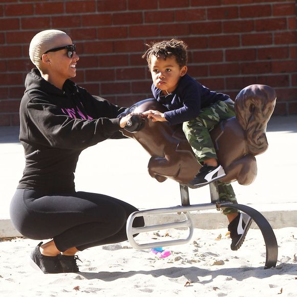 Amber Rose et son mari Wiz Khalifa emmènent leur fils Sebastian jouer au parc à Los Angeles, le 16 décembre 2015
