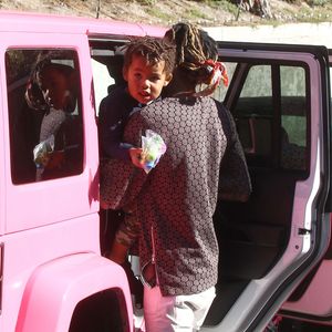 Amber Rose et son mari Wiz Khalifa emmènent leur fils Sebastian jouer au parc à Los Angeles, le 16 décembre 2015
