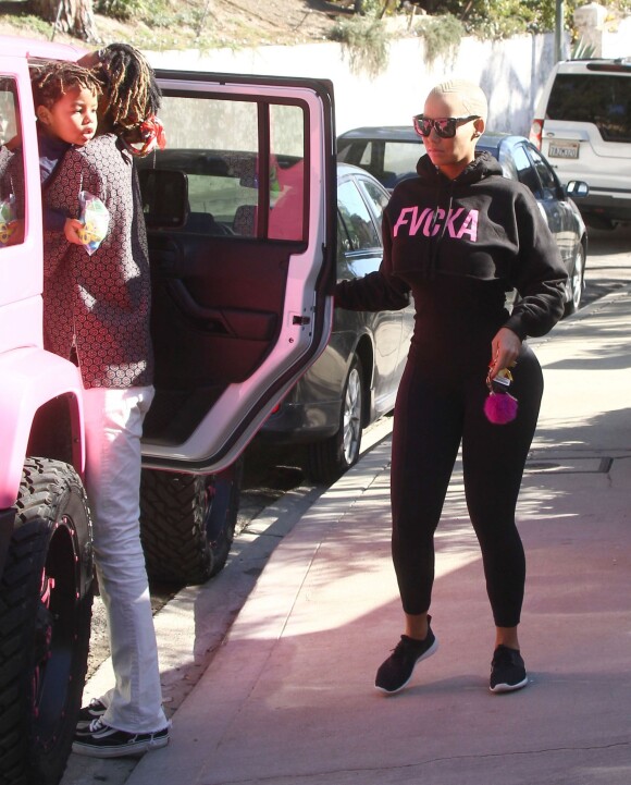 Amber Rose et son mari Wiz Khalifa emmènent leur fils Sebastian jouer au parc à Los Angeles, le 16 décembre 2015