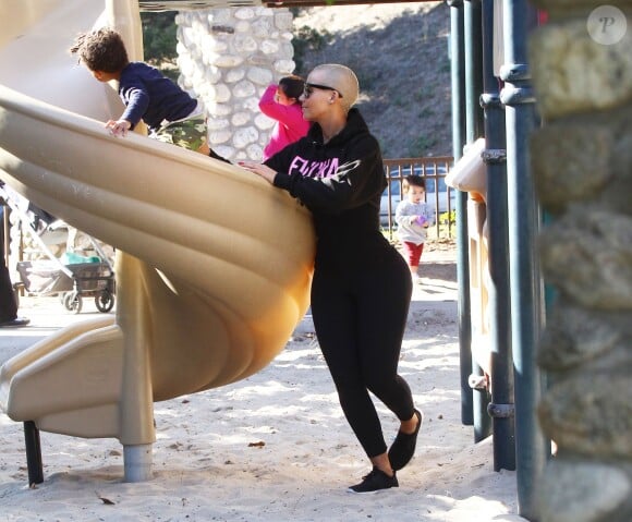 Amber Rose et son mari Wiz Khalifa emmènent leur fils Sebastian jouer au parc à Los Angeles, le 16 décembre 2015