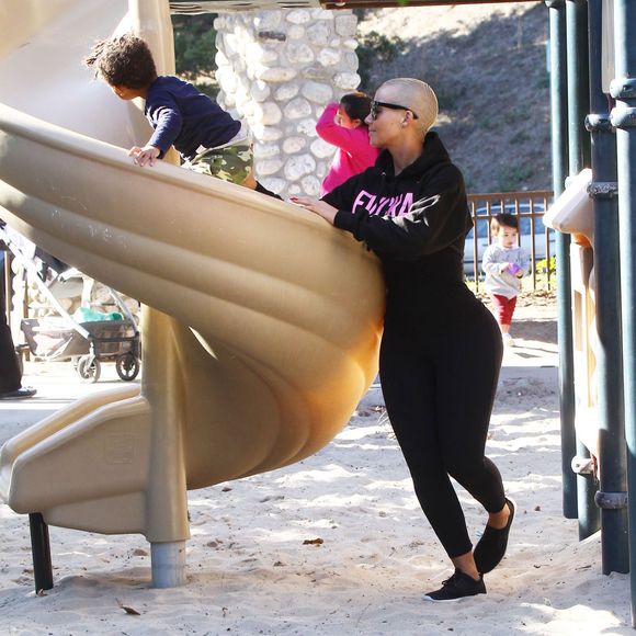 Amber Rose et son mari Wiz Khalifa emmènent leur fils Sebastian jouer au parc à Los Angeles, le 16 décembre 2015