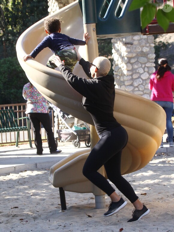 Amber Rose et son mari Wiz Khalifa emmènent leur fils Sebastian jouer au parc à Los Angeles, le 16 décembre 2015