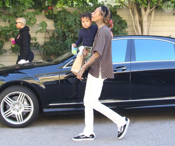 Amber Rose et son mari Wiz Khalifa emmènent leur fils Sebastian jouer au parc à Los Angeles, le 16 décembre 2015