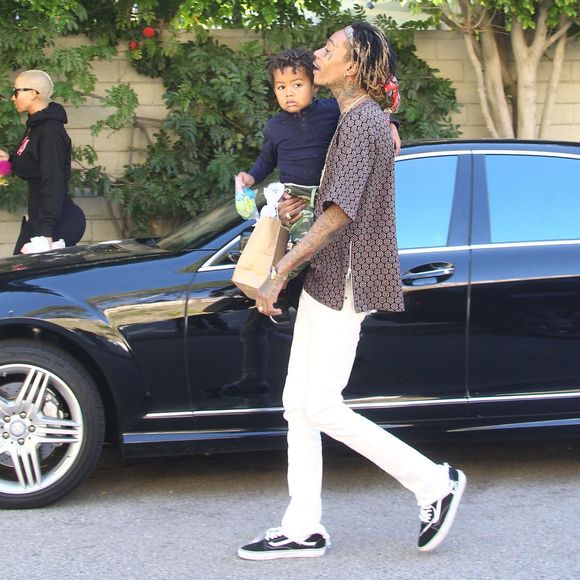 Amber Rose et son mari Wiz Khalifa emmènent leur fils Sebastian jouer au parc à Los Angeles, le 16 décembre 2015