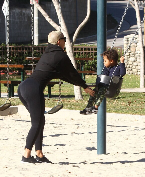 Amber Rose et son mari Wiz Khalifa emmènent leur fils Sebastian jouer au parc à Los Angeles, le 16 décembre 2015