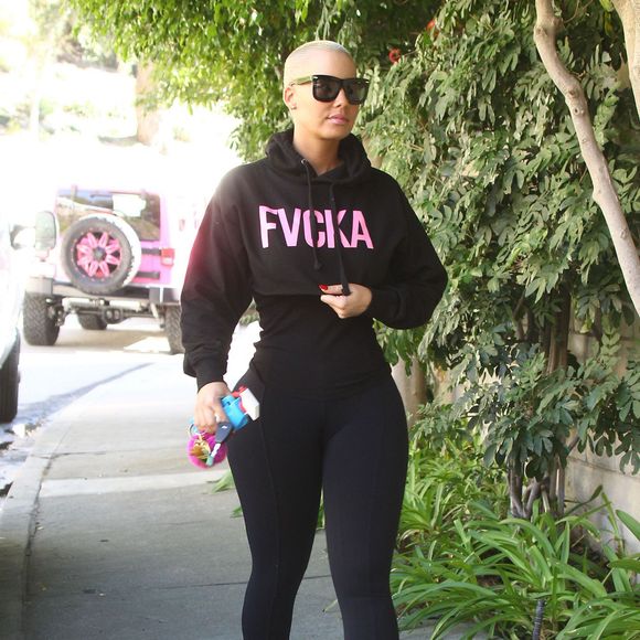 Amber Rose et son mari Wiz Khalifa emmènent leur fils Sebastian jouer au parc à Los Angeles, le 16 décembre 2015