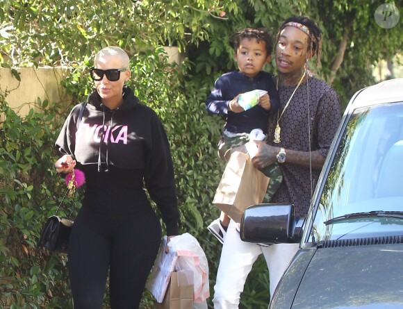 Amber Rose et son mari Wiz Khalifa emmènent leur fils Sebastian jouer au parc à Los Angeles, le 16 décembre 2015