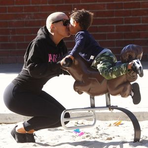 Amber Rose et son mari Wiz Khalifa emmènent leur fils Sebastian jouer au parc à Los Angeles, le 16 décembre 2015