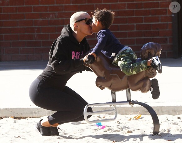 Amber Rose et son mari Wiz Khalifa emmènent leur fils Sebastian jouer au parc à Los Angeles, le 16 décembre 2015