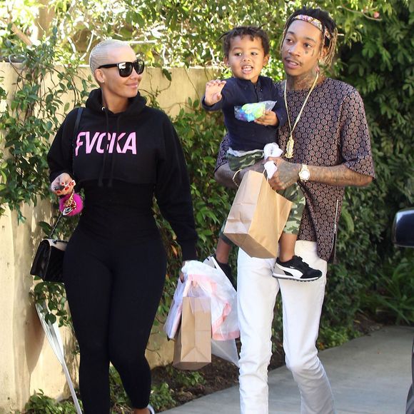 Amber Rose et son mari Wiz Khalifa emmènent leur fils Sebastian jouer au parc à Los Angeles, le 16 décembre 2015