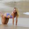 Semi-Exclusif - Le mannequin Candice Swanepoel en shooting photo à la plage à Saint-Barthélemy le 14 décembre 2015. Elle pose sous l'objectif du photographe David Bellemere.  Model Candice Swanepoel have a shooting photo in Saint Barts with photographer David Bellemere14/12/2015 - Saint-Barthélemy