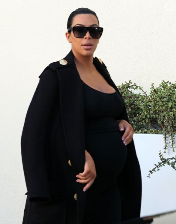 Kim Kardashian enceinte fait du shopping à Beverly Hills, le 18 novembre 2015