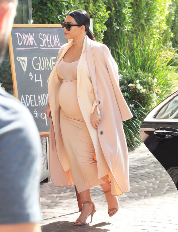 Kim Kardashian enceinte se promène dans les rues de Los Angeles, le 28 octobre 2015