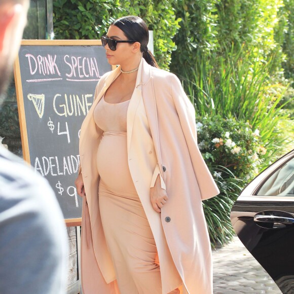 Kim Kardashian enceinte se promène dans les rues de Los Angeles, le 28 octobre 2015