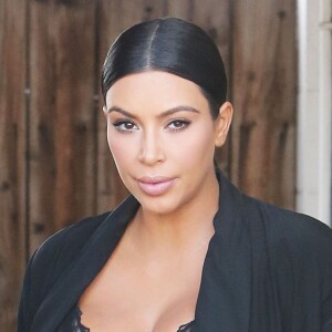 Kim Kardashian, enceinte, est toujours coiffée et maquillée à la perfection quand elle sort à Los Angeles le 23 octobre 2015. Kim, qui a célébré ses 35 ans le 21 octobre dernier, sort habillée d'un long manteau noir et d'une robe près du corps qui ne laisse aucun doute sur sa maternité.