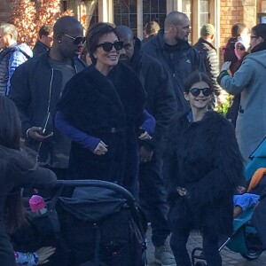 Kayne West, Kris Jenner, Corey Gamble - La famille Kardashian passe la journée à Disneyland à Anaheim, le 14 décembre 2015