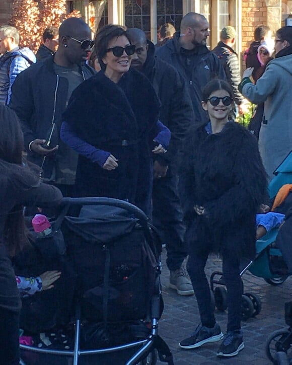 Kayne West, Kris Jenner, Corey Gamble - La famille Kardashian passe la journée à Disneyland à Anaheim, le 14 décembre 2015
