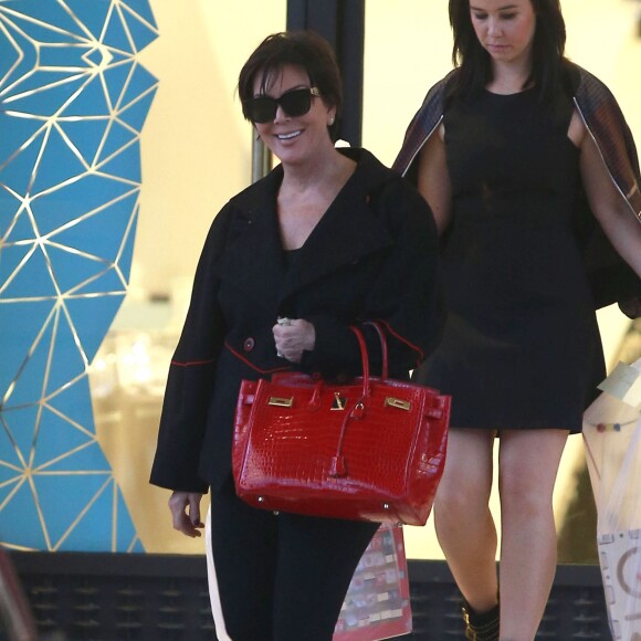 Kris Jenner fait du shopping chez Barneys New York à Beverly Hills, le 10 décembre 2015.