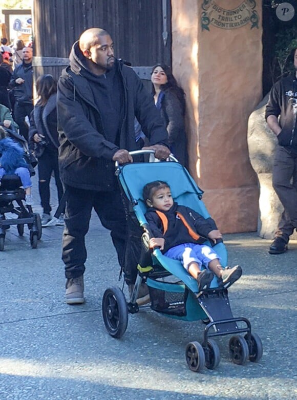 Kanye West, North West - La famille Kardashian passe la journée à Disneyland à Anaheim, le 14 décembre 2015