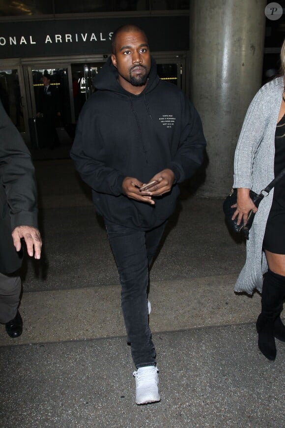 Kanye West arrive à l'aéroport de LAX à Los Angeles, le 14 novembre 2015