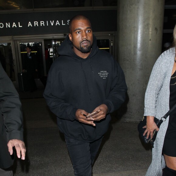 Kanye West arrive à l'aéroport de LAX à Los Angeles, le 14 novembre 2015