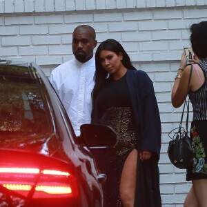 Kim Kardashian enceinte et son mari Kanye West à la sortie du défilé Vogue au Chateau Marmont à Hollywood, le 20 octobre 2015.