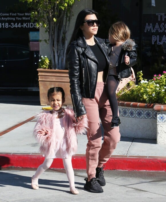 Kourtney Kardashian a accompagné sa fille Penelope Disick et sa nièce North West à leur cours de danse à Woodland Hills, le 16 décembre 2015.
