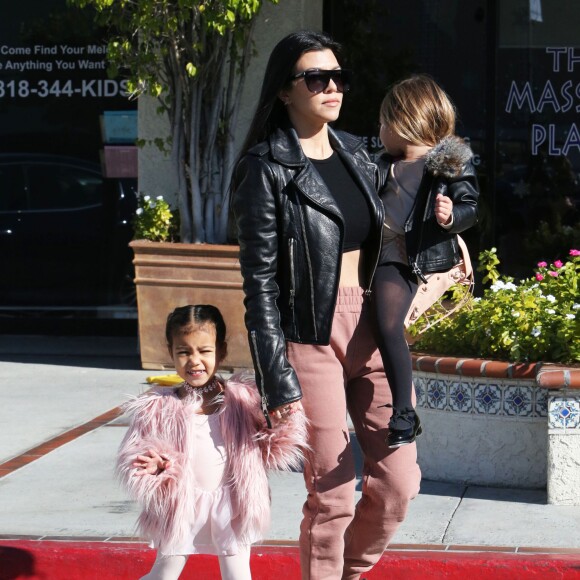 Kourtney Kardashian a accompagné sa fille Penelope Disick et sa nièce North West à leur cours de danse à Woodland Hills, le 16 décembre 2015.