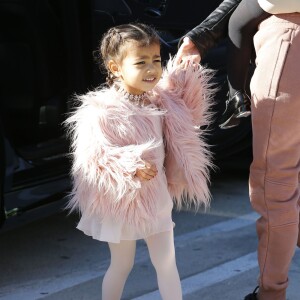 Kourtney Kardashian accompagne sa fille Penelope Disick et sa nièce North West à leur cours de danse à Woodland Hills, le 16 décembre 2015.