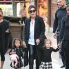 Kris Jenner se promène avec ses deux petites-filles, North West et Penelope Disick, dans les rues de Los Angeles. Le 23 novembre 2015