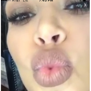 Le 16 décembre 2015, Kim Kardashian a posté la première vidéo d'elle depuis la naissance de son deuxième enfant sur son site officiel.