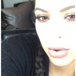 Le 16 décembre 2015, Kim Kardashian a posté la première vidéo d'elle depuis la naissance de son deuxième enfant sur son site officiel.