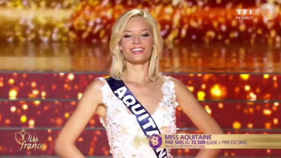 Miss Aquitaine - Les 12 finalistes défilent, lors de l'élection Miss France 2016 le samedi 19 décembre 2015 sur TF1