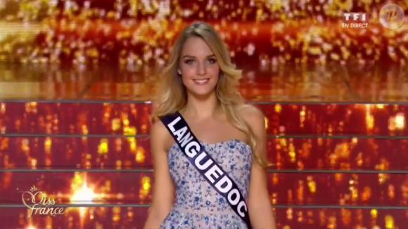 Miss Languedoc - Les 12 finalistes défilent, lors de l'élection Miss France 2016 le samedi 19 décembre 2015 sur TF1