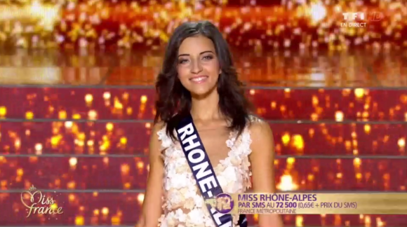 Miss Rhône-Alpes - Les 12 finalistes défilent, lors de l'élection Miss France 2016 le samedi 19 décembre 2015 sur TF1