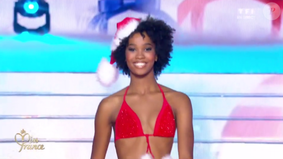 Miss Martinique - Les 12 finalistes défilent en Mère Noël sexy, lors de l'élection Miss France 2016 le samedi 19 décembre 2015 sur TF1
