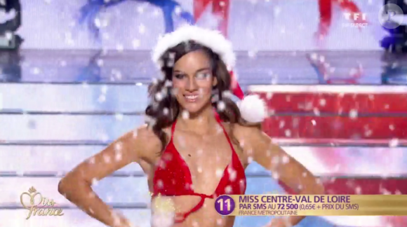Miss Centre Val de Loire - Les 12 finalistes défilent en Mère Noël sexy, lors de l'élection Miss France 2016 le samedi 19 décembre 2015 sur TF1