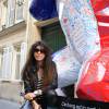 Exclusif - Reem Kherici signe la sculpture Kong de l'artiste contemporain Richard Orlinski, le jeudi 17 décembre 2015, à Paris, en signe de mobilisation après les attentats survenus le 13 novembre. © Céline Bonnarde