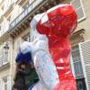 Exclusif - Reem Kherici signe la sculpture Kong de l'artiste contemporain Richard Orlinski, le jeudi 17 décembre 2015, à Paris, en signe de mobilisation après les attentats survenus le 13 novembre. © Céline Bonnarde