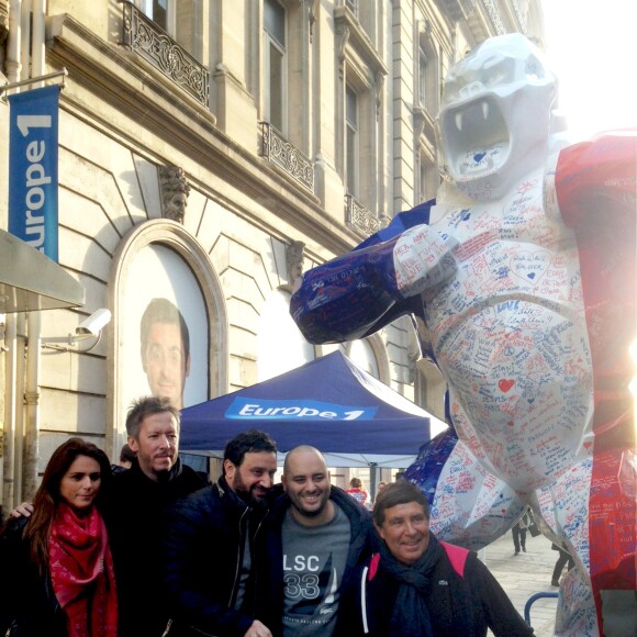 Exclusif - Valérie Bénaïm, Jean-Luc Lemoine, Cyril Hanouna, Jérôme Commandeur et Jean-Pierre Foucault signent la sculpture Kong de l'artiste contemporain Richard Orlinski, le jeudi 17 décembre 2015, près des locaux d'Europe 1 à Paris, en signe de mobilisation après les attentats survenus le 13 novembre. © Céline Bonnarde