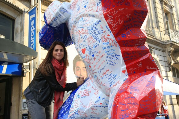 Exclusif - Valérie Bénaïm signe la sculpture Kong de l'artiste contemporain Richard Orlinski, le jeudi 17 décembre 2015, près des locaux d'Europe 1 à Paris, en signe de mobilisation après les attentats survenus le 13 novembre. © Céline Bonnarde