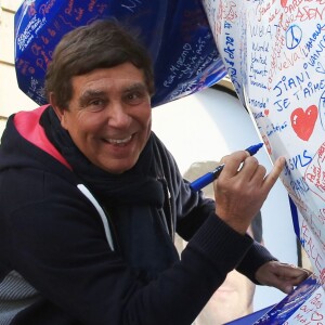 Exclusif - Jean-Pierre Foucault signe la sculpture Kong de l'artiste contemporain Richard Orlinski, le jeudi 17 décembre 2015, près des locaux d'Europe 1 à Paris, en signe de mobilisation après les attentats survenus le 13 novembre. © Céline Bonnarde