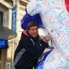 Exclusif - Jean-Pierre Foucault signe la sculpture Kong de l'artiste contemporain Richard Orlinski, le jeudi 17 décembre 2015, près des locaux d'Europe 1 à Paris, en signe de mobilisation après les attentats survenus le 13 novembre. © Céline Bonnarde