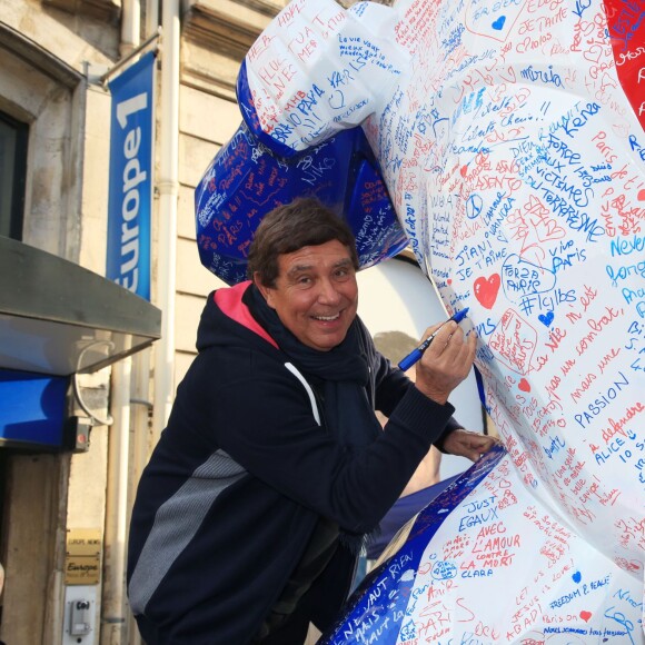 Exclusif - Jean-Pierre Foucault signe la sculpture Kong de l'artiste contemporain Richard Orlinski, le jeudi 17 décembre 2015, près des locaux d'Europe 1 à Paris, en signe de mobilisation après les attentats survenus le 13 novembre. © Céline Bonnarde